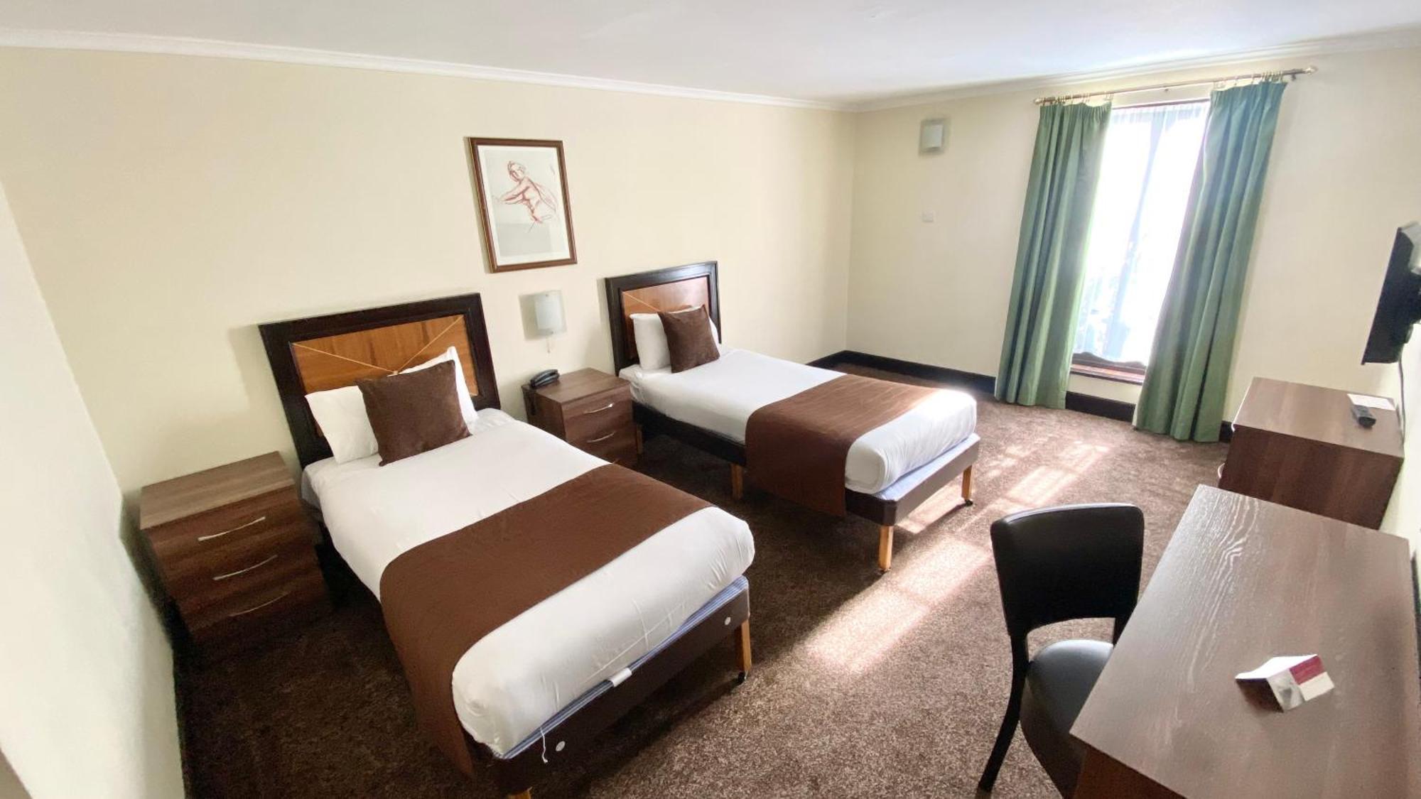 Hotel Europa Gatwick & 3*