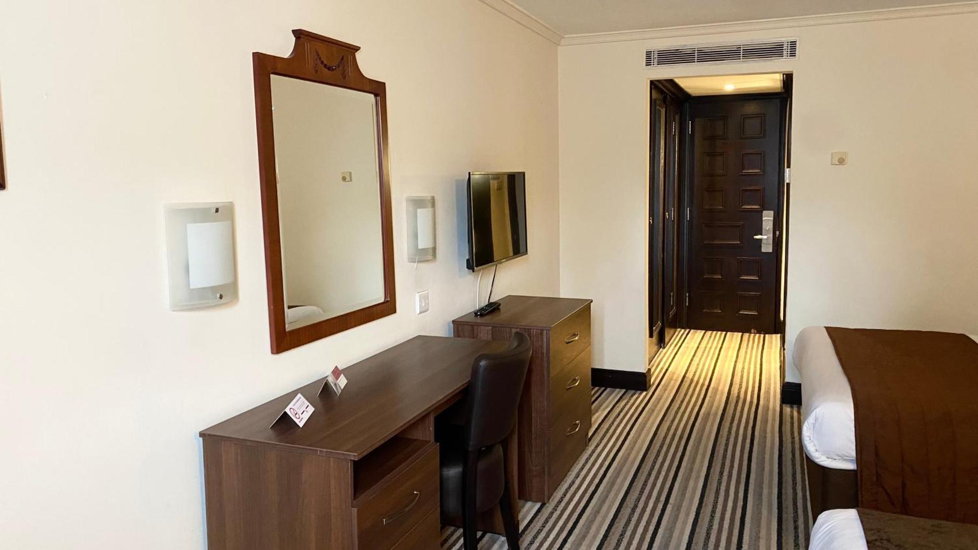 Europa Gatwick & 3*