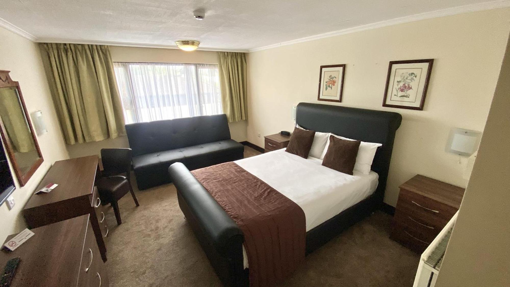 Hotel Europa Gatwick & 3*