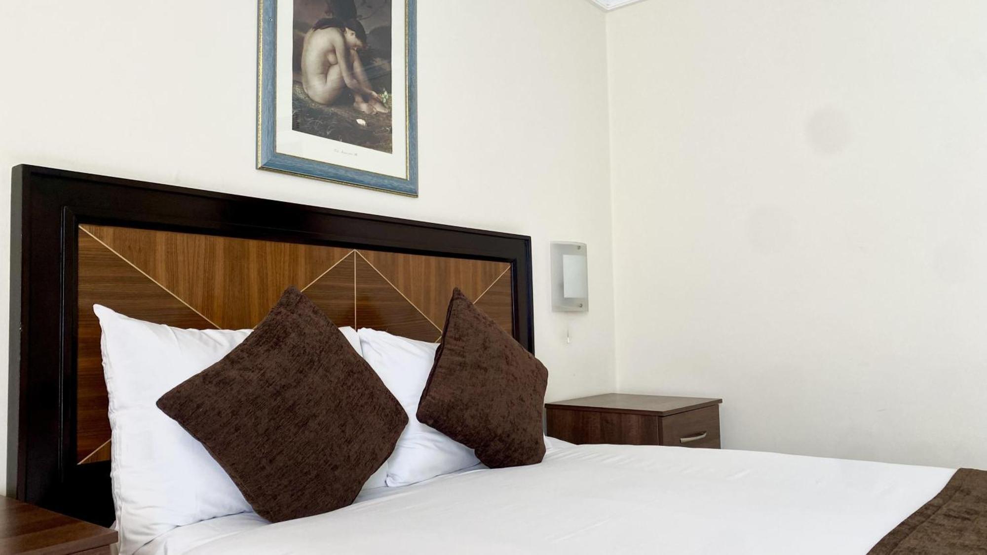 Europa Gatwick & 3*